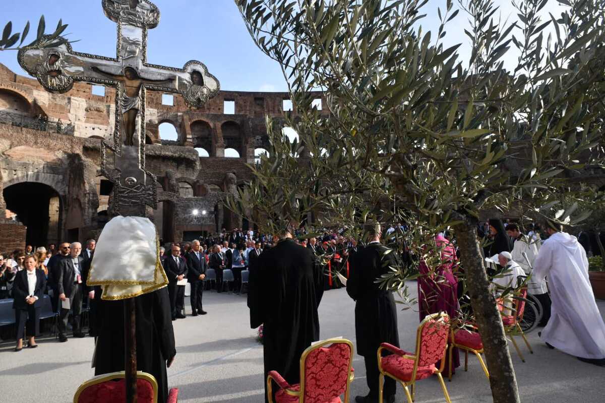 Preghiera dei Cristiani al Colosseo alla presenza di Papa Francesco