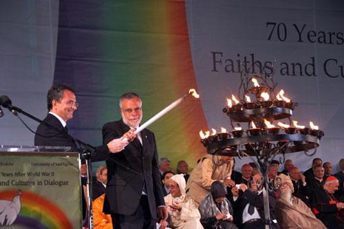 Accensione dei candelabri e firma dell'Appello di Pace 2009