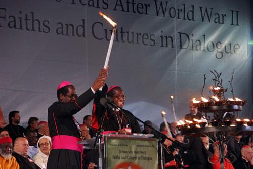 Accensione dei candelabri e firma dell'Appello di Pace 2009