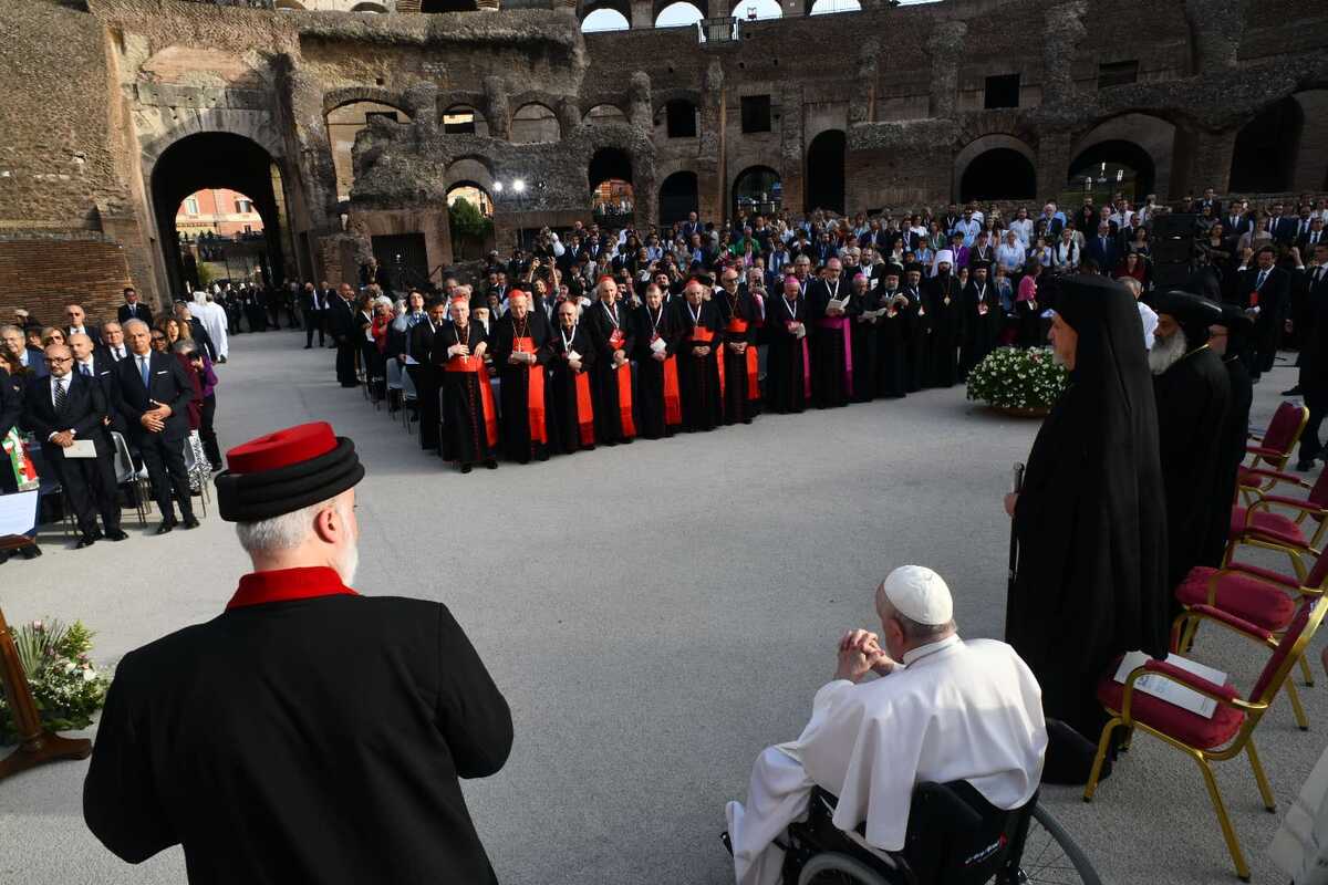 Preghiera dei Cristiani al Colosseo alla presenza di Papa Francesco