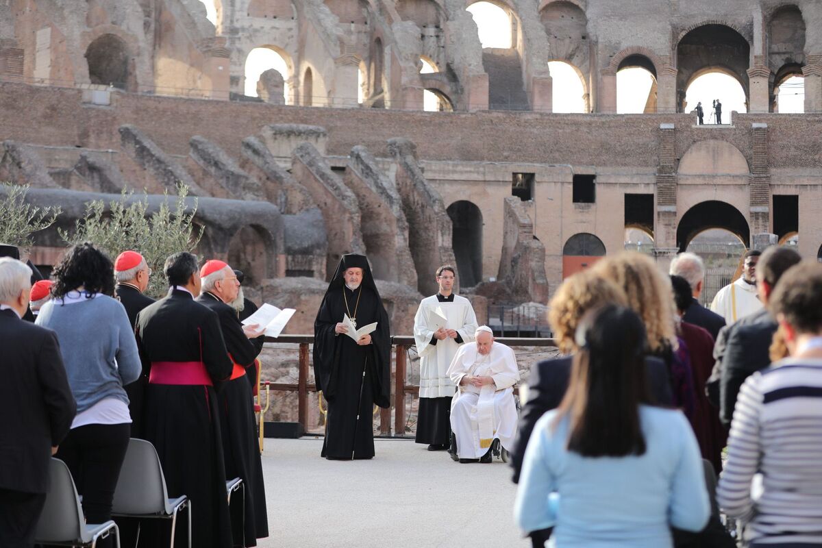 Preghiera dei Cristiani al Colosseo in presenza di Papa Francesco