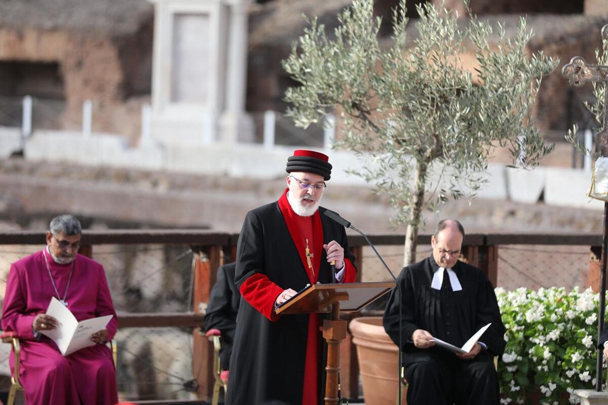 Preghiera dei Cristiani al Colosseo in presenza di Papa Francesco